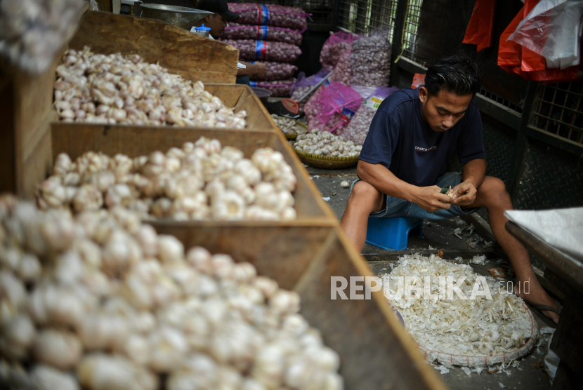 Pedagang bawang putih beraktivitas di Pasar Induk Kramatjati, Jakarta, Rabu (27/4/2024). 