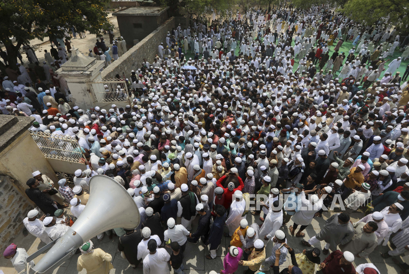  Umat Muslim India kembali usai melaksanakan salat Idul Fitri di makam Quli Qutub Shahi di Hyderabad, India, Selasa, 3 Mei 2022. Jutaan umat Islam di seluruh dunia merayakan hari raya Idul Fitri, yang menandai berakhirnya bulan- puasa Ramadhan yang panjang.