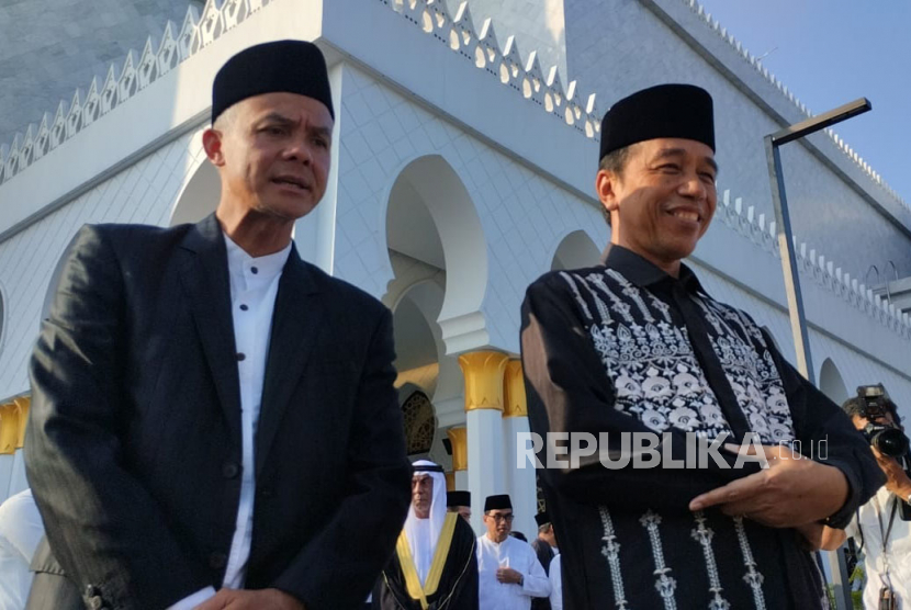 Jokowi didampingi Ganjar saat sholat idul Fitri di masjid Raya Sheikh Zayed Solo, Sabtu (22/4/2023)