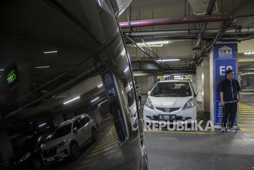 Juru parkir beraktivitas di area parkir off-street Bandung Indah Plaza (BIP), Jalan Merdeka, Kota Bandung, Kamis (5/1/2023). 