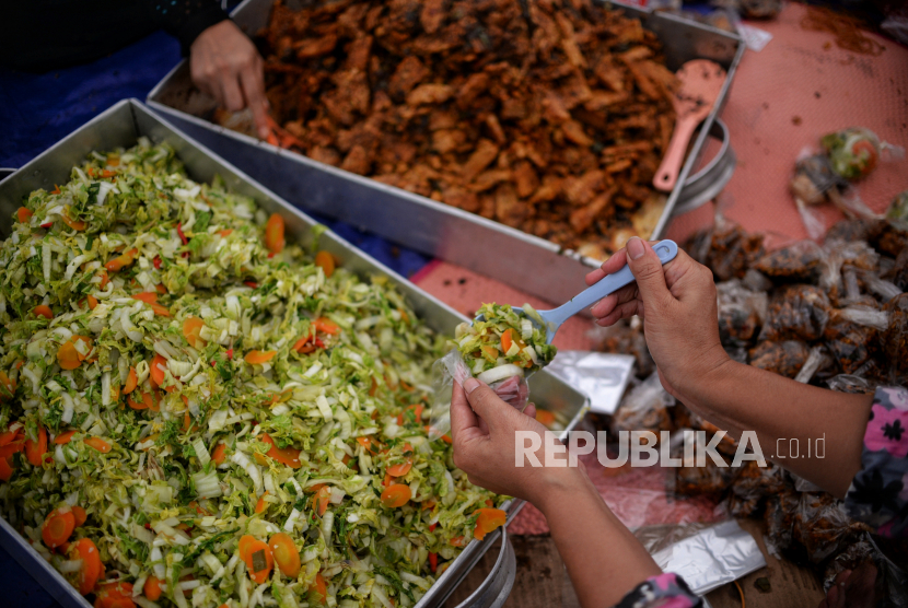 Relawan menyiapkan hidangan makan malam untuk pemgungsi korban gempa Cianjur di posko relawan Kecamatan Cugenang, Kabupaten Cianjur, Jawa Barat, Jumat (25/11/2022). Dalam satu hari mereka mendistribusikan makanan sebanyak 3000 porsi yang dibagikan ke beberapa titik posko pengungsi di Kecamatan Cugenang. Republika/Thoudy Badai