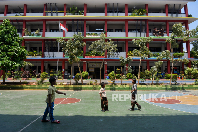 Suasana tempat kejadian siswi kelas 6 SD yang diduga terjatuh dari lantai 4 SDN 06 Petukangan Utara, Pesanggrahan, Jakarta. Pemprov diminta segera investigasi tewasnya siswi SD dari lantai 4 sekolah.