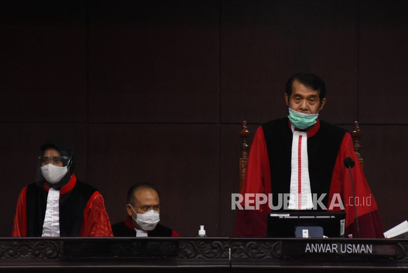 Ketua Mahkamah Konstiusi selaku hakim ketua Anwar Usman (kanan) bersama hakim anggota Enny Nurbaningsih (kiri) dan Aswanto (tengah) bersiap memimpin sebuah sidang uji materi di Gedung MK, Jakarta. (ilustrasi)