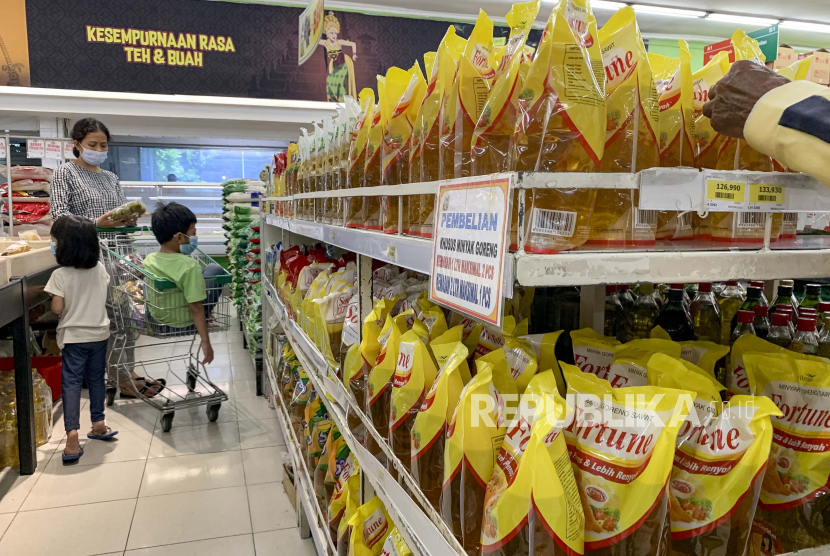  Seorang wanita melihat minyak goreng yang dijual di supermarket (ilustrasi). Minyak goreng menjadi salah satu komoditas yang memberikan andil besar terhadap lonjakan inflasi pada bulan Maret 2022 yang sebesar 0,66 persen.