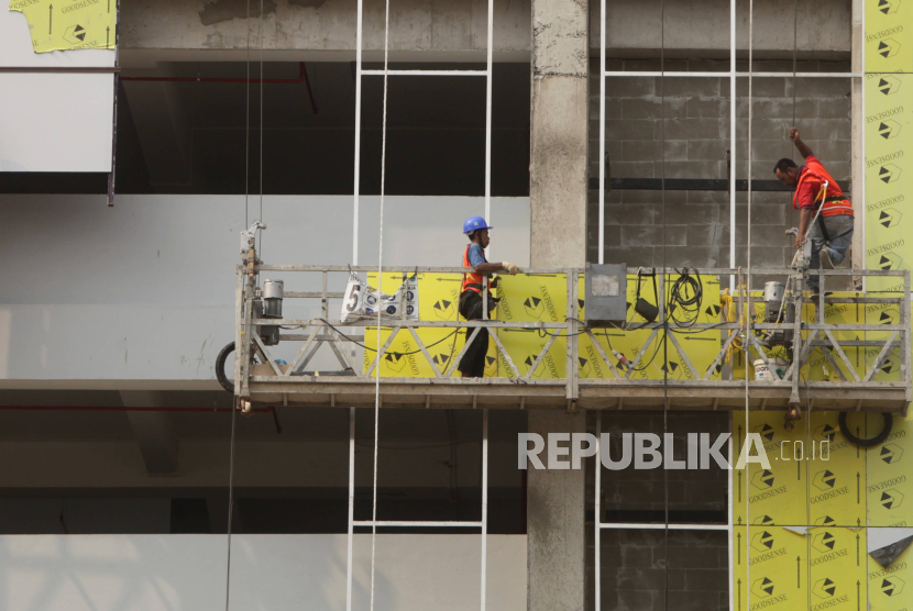 Pekerja menyelesaikan pembangunan gedung tanpa menggunakan Alat Pelindung Diri (APD) di Jakarta, Kamis (16/11/2023). Bekerja tanpa menggunakan APD yang memadai berisiko mengakibatkan kecelakaan kerja dan mengancam keselamatan pekerja. Berdasarkan data BPJS, konstruksi mengambil porsi 32 persen dari total kecelakaan kerja dari keseluruhan sektor di Indonesia.