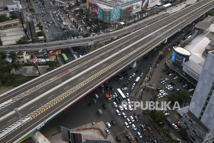 Foto udara Tol Becakayu (Bekasi Cawang Kampung Melayu) seksi 2A di Bekasi, Jawa Barat, Rabu (14/12/2022). Investor cukup terpengaruh dengan kondisi yang menimpa Waskita Karya.