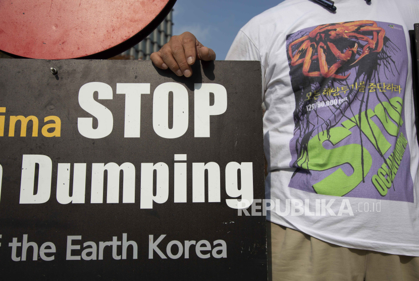 Seorang anggota Green Korea United menghadiri rapat umum melawan keputusan Jepang membuang limbah nuklir ke laut. 
