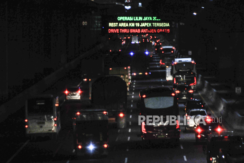 Sejumlah kendaraan melaju di tol Jakarta-Cikampek di  Bekasi, Jawa Barat, Kamis (24/12). Pemerintah resmi menerbitkan Peraturan Menteri (PM) Perhubungan Nomor 13 Tahun 2021 tentang Peniadaan Mudik Idul Fitri 1442 H dan Upaya Pengendalian Covid-19 Selama Bulan Ramadhan. 