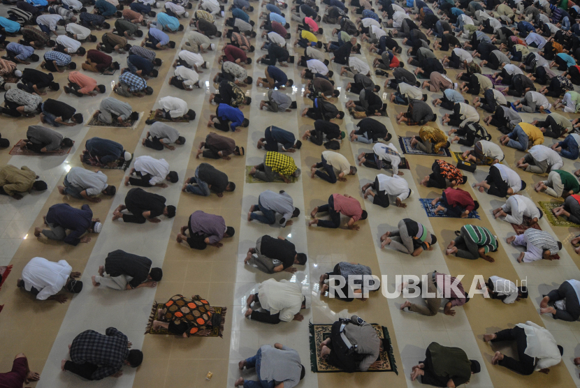 Sholat Jumat di Masjid Agung Tasikmalaya Ditiadakan. Umat muslim melaksanakan sholat Jumat di Masjid Agung Kota Tasikmalaya, Jawa Barat.