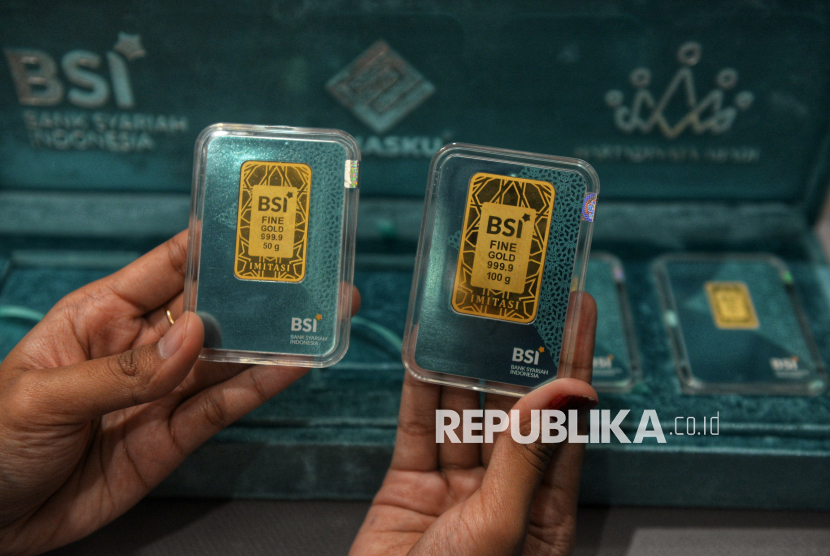 Karyawan menunjukkan logam mulia BSI Gold saat acara penyampaian kinerja Triwulan III/2025 BSI di Kantor Pusat BSI, Jakarta ,Rabu (29/10/2025). PT Bank Syariah Indonesia Tbk (BSI) mampu membukukan kinerja yang kuat pada Triwulan III 2025 dengan perolehan laba Rp5,57 triliun. Rerata indikator kinerja keuangan BSI tumbuh dobel digit dan di atas industri disertai kualitas yang sehat. Pertumbuhan ini antara lain didorong oleh kontribusi bisnis bullion bank, yang diresmikan oleh Presiden Prabowo Subianto pada 26 Februari 2025.
