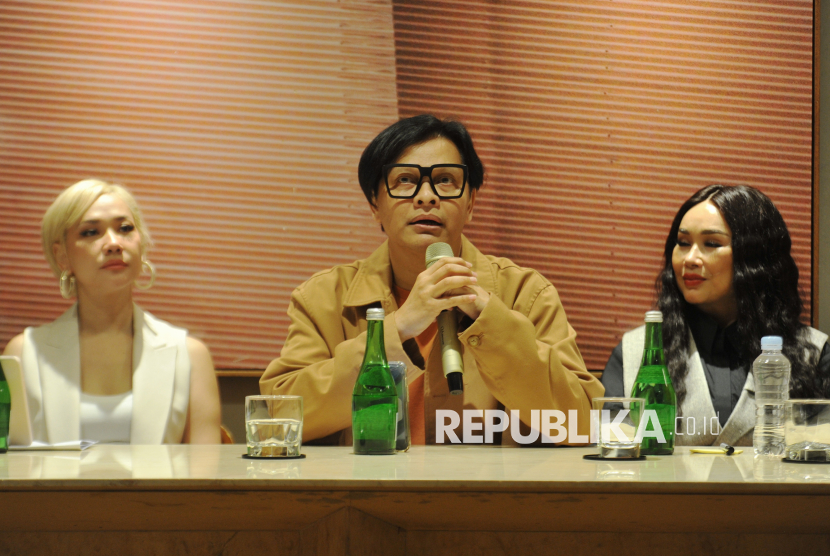 Penyanyi dan pencipta lagu Bunga Citra Lestari (BCL), Armand Maulana dan Titi DJ (kiri-kanan) menyampaikan konferensi pers di Jakarta, Rabu (19/3/2025). Sebanyak 29 penyanyi dan pencipta lagu yang tergabung dalam Gerakan Satu Visi secara resmi telah mengajukan uji materiil terhadap lima pasal pada UU Hak Cipta No.28 Tahun 2014 ke Mahkamah Konstitusi untuk mendaptkan kepastian hukum demi ekosistem musik Indonesia yang lebih baik.