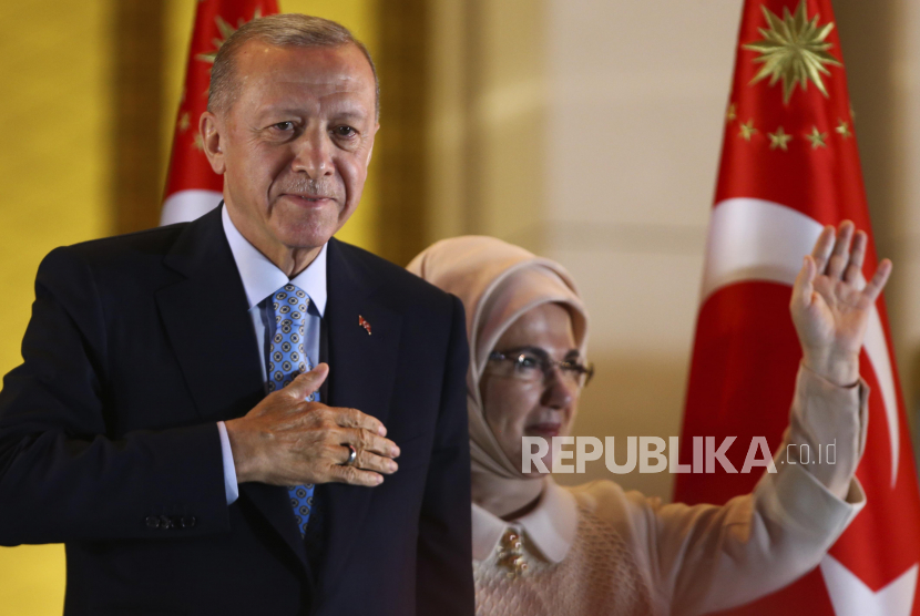 Presiden Turki Recep Tayyip Erdogan sebelumnya telah menyatakan niatnya untuk membentuk kabinet yang dinamis dan cakap yang selaras dengan aspirasi generasi baru
