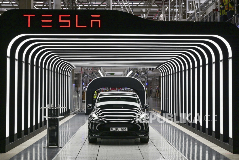  Kendaraan listrik Model Y berdiri di atas ban berjalan pada pembukaan pabrik Tesla di Berlin Brandenburg di Gruenheide, Jerman, Selasa, 22 Maret 2022. Pabrik Eropa pertama di Gruenheide, dirancang untuk 500.000 kendaraan per tahun, merupakan pilar penting dari Strategi masa depan Tesla.