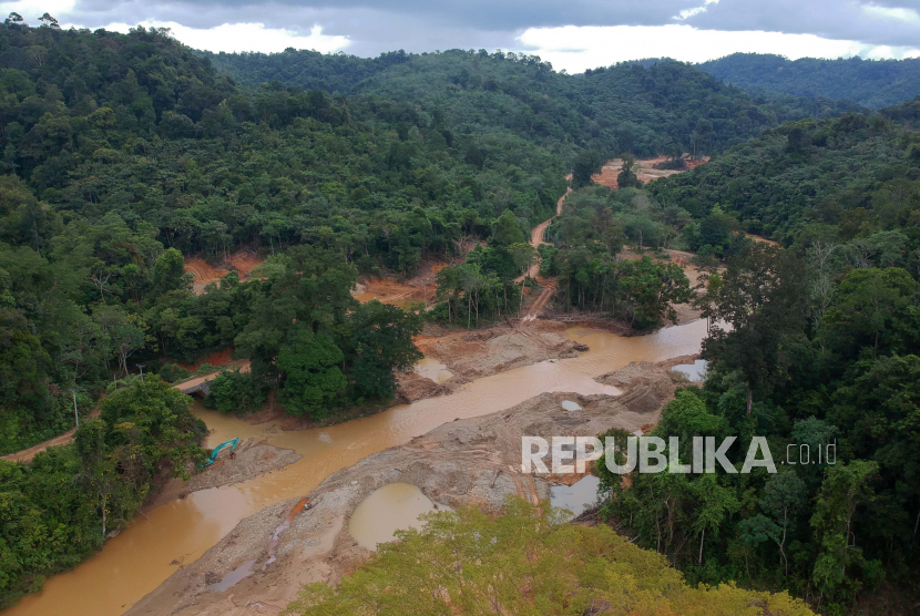 Foto udara kerusakan Lanskap Bukit Bulan akibat aktivitas pertambangan emas ilegal di Desa Lubuk Bedorong, Limun, Sarolangun, Jambi, Kamis (18/11/2021). 
