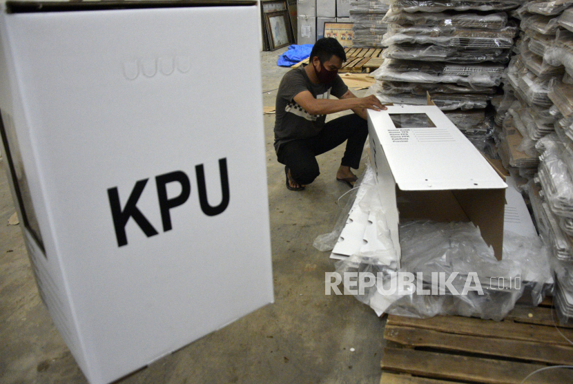 Petugas merakit kotak suara di kantor Komisi Pemilihan Umum (KPU) Makassar, Sulawesi Selatan. (ilustrasi)