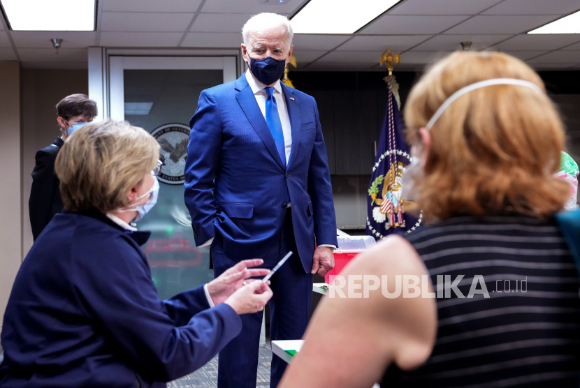  Presiden AS Joe Biden mengunjungi pusat vaksin COVID-19 Urusan Veteran (VA) di Washington, DC, AS, pada 08 Maret 2021.
