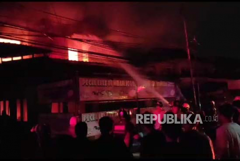 Toko mebel Timbul Jaya di Jalan Terusan Kopo-Katapang, Kabupaten Bandung mengalami kebakaran, Kamis (29/6/2023) malam. Lima unit mobil dan dua mobil truk ikut terbakar serta kerugian yang belum dapat ditaksir. Dok Republika