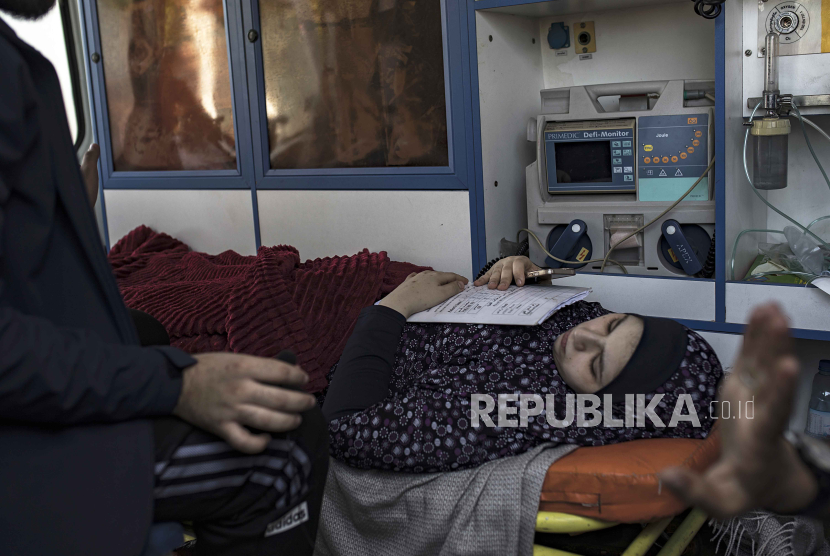  Seorang warga Palestina yang terluka tiba dengan ambulans di perbatasan Rafah antara Jalur Gaza dan Mesir, di Gaza, 01 November 2023.