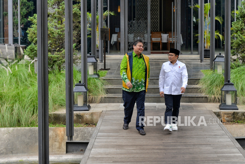 Ketua Umum Partai Golkar Airlangga Hartarto (kiri) bersama Ketua Umum Partai Kebangkitan Bangsa (PKB) Muhaimin Iskandar (kanan). Golkar dan PKB belum resmi menyatakan koalisi. (ilustrasi)