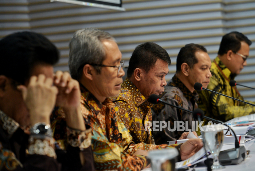 Ketua KPK Nawawi Pomolango (tengah) bersama Wakil Ketua KPK Johanis Tanak, Alexander Marwata, Nurul Ghufron dan Kepala Bagian Pemberitaan Ali Fikri (kiri-kanan) menyampaikan konferensi pers terkait kinerja dan capaian KPK tahun 2023 di Gedung Merah Putih KPK, Jakarta, Selasa (16/1/2024). Dalam Konferensi pers tersebut, selama tahun 2023 KPK telah melakukan penanganan tindak pidana korupsi 127 perkara penyelidikan, 161 perkara penyidikan, 129 perkara penuntutan, 126 perkara eksekusi dan 94 perkara inkracht. Selain itu KPK juga melakukan 8 kegiatan tangkap tangan dan 8 tindak pidana pencucian uang yang menyeret sejimlah pejabat publik daerah hingga Menteri sehingga KPK berhasil melakukan asset recovery sebesar Rp525 miliar.