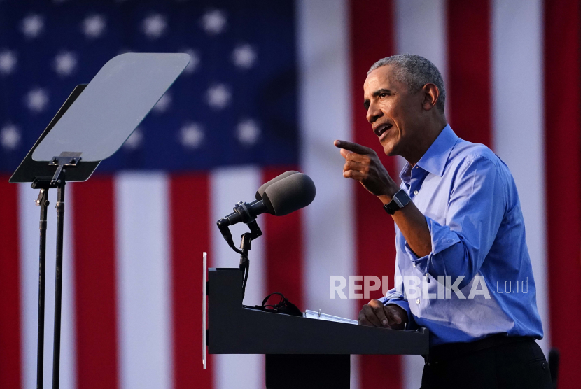 Mantan Presiden Barack Obama berbicara di Citizens Bank Park saat berkampanye untuk calon presiden dari Partai Demokrat, mantan Wakil Presiden Joe Biden, Rabu, 21 Oktober 2020, di Philadelphia. 