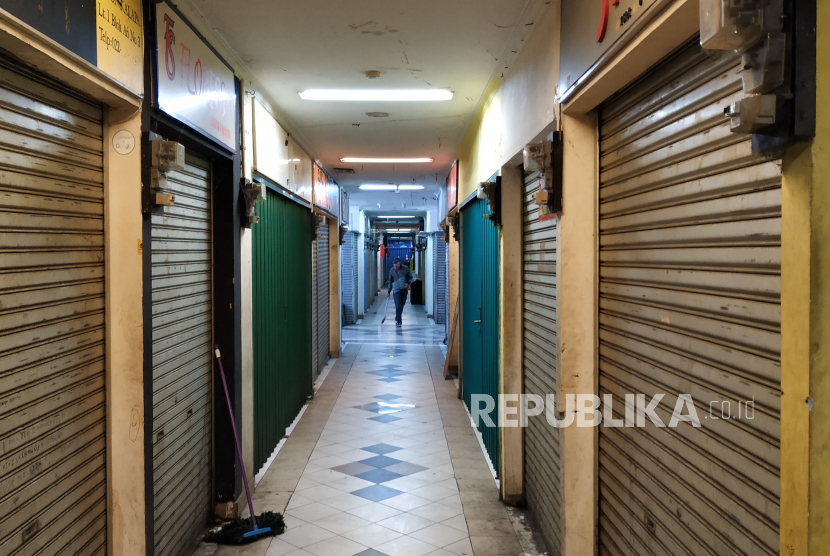 Suasana lantai atas ITC Kebon Kalapa, Kota Bandung.  Akibat dampak pandemi, banyak pedagang di pusat perbelanjaan dan pasar modern memilih tutup karena sepinya pengunjung. (ilustrasi)