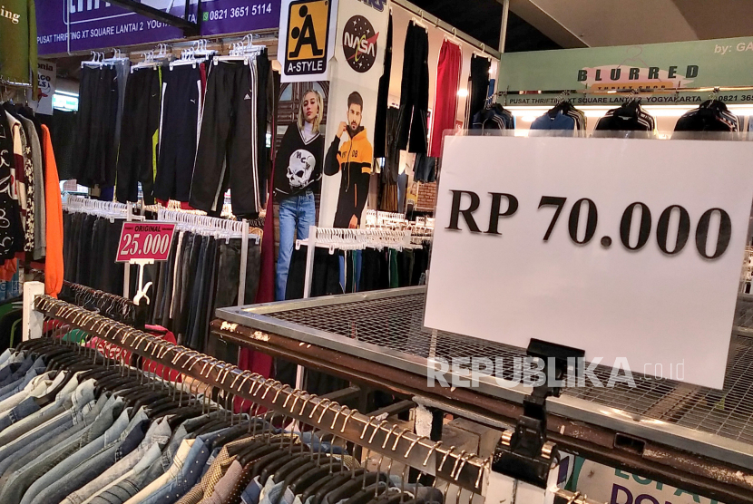 Berbagai jenis pakaian thrifting atau pakaian bekas impor di Pusat Thrifting Jogja, Xt Square, Yogyakarta, Kamis (5/1/2023). 