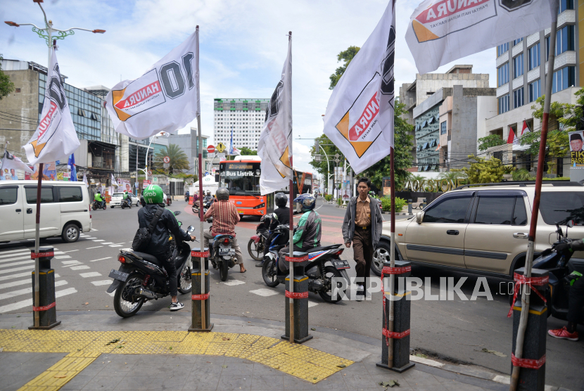 Sejumlah Bendera Parpol/Alat Peraga Kampanye (APK) terpasang di Stand bollard atau tiang patok pembatas antara jalan dan trotoar di Kawasan Jalan Proklamasi, Jakarta.
