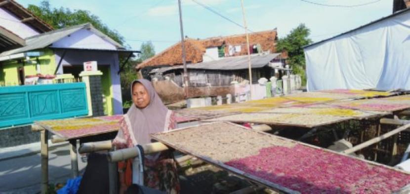 Kegiatan produksi krupuk nasabah BTPN Syariah di Banyuwangi, Jatim