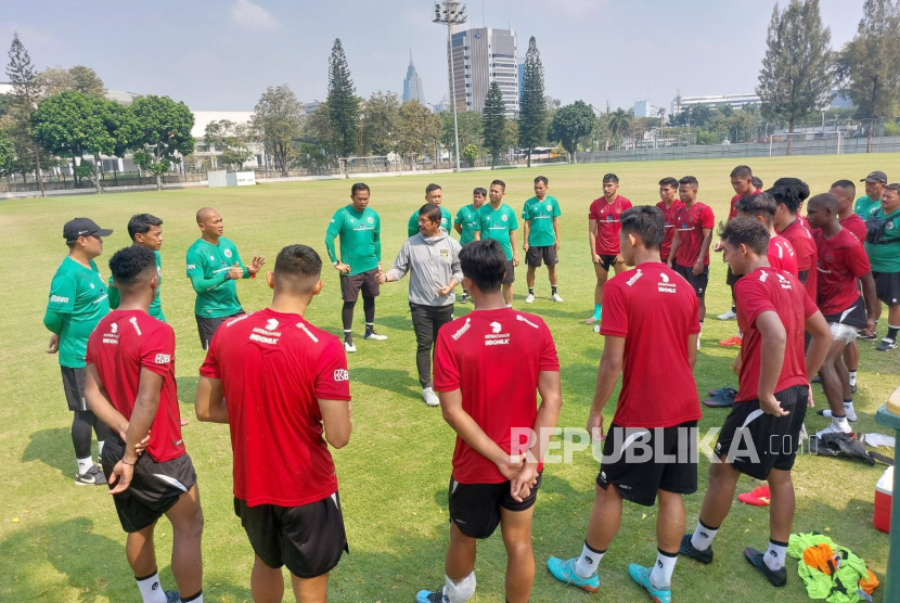 Pelatih Timnas Indonesia U-24 Indra Sjafri saat memimpin latihan di Lapangan A Gelora Bung Karno, Jakarta. 