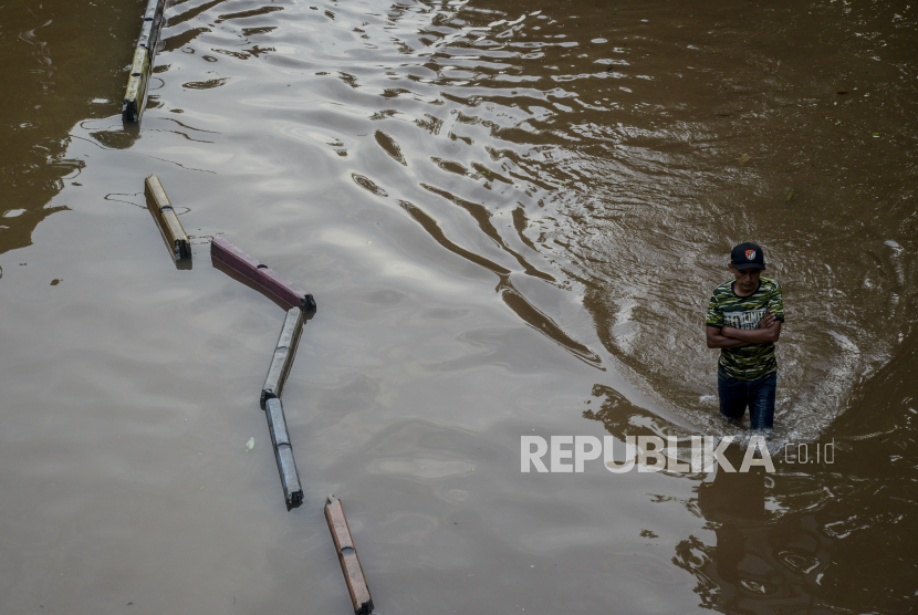 Warga melewati banjir di Jalan Warung Buncit Raya, Jakarta, Sabtu (20/2). Intensitas hujan yang tinggi menyebabkan banjir di sejumlah wilayah Jakarta serta menyebabkan sebagian ruas jalan tidak dapat dilewati kendaraan. Republika/Putra M. Akbar