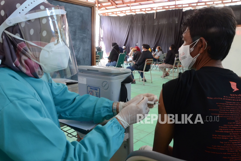 Kegiatan vaksinasi untuk warga di SMP Mutiara Bunda, Kecamatan Arcamanik, Kota Bandung, Senin (12/7). Pelaksanaan vaksinasi terus digiatkan di Kota Bandung sebagai upaya mempercepat program vaksinasi Covid-19 bagi masyarakat umum dan menciptakan herd Immuniy.