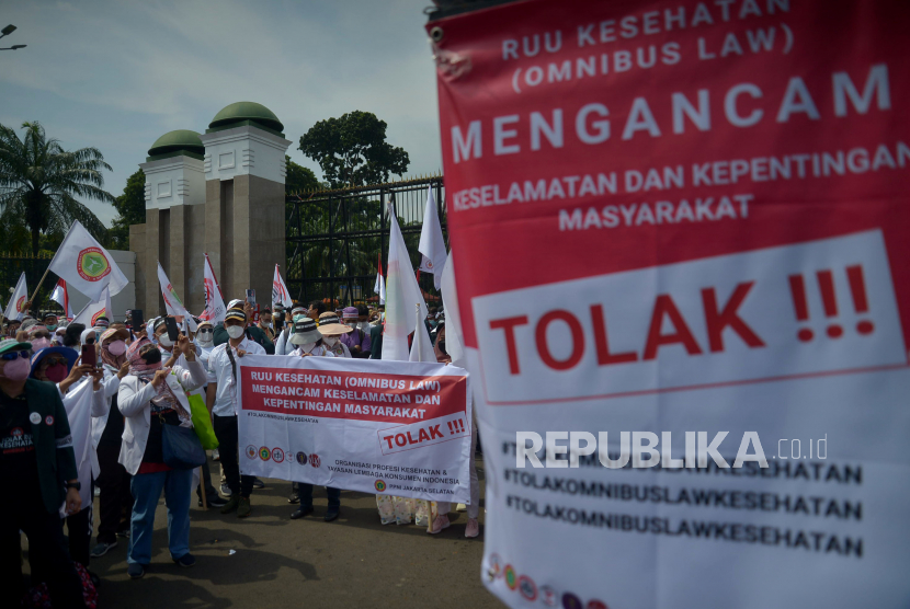 Sejumlah tenaga kesehatan dari berbagai organisasi profesi kesehatan melakukan aksi damai di depan Gedung DPR/MPR RI, Jakarta,. Dalam aksinya mereka menolak RUU Kesehatan (Omnibus Law) dan mendesak pimpinan DPR agar RUU ini dikeluarkan dari prolegnas prioritas. (ilustrasi).