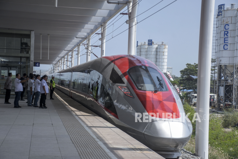 Petugas berada di dekat rangkaian Electric Multiple Unit (EMU) atau kereta untuk proyek Kereta Cepat Jakarta Bandung (KCJB) di Stasiun Tegalluar, Kabupaten Bandung, Jawa Barat, Rabu (26/7/2023). 