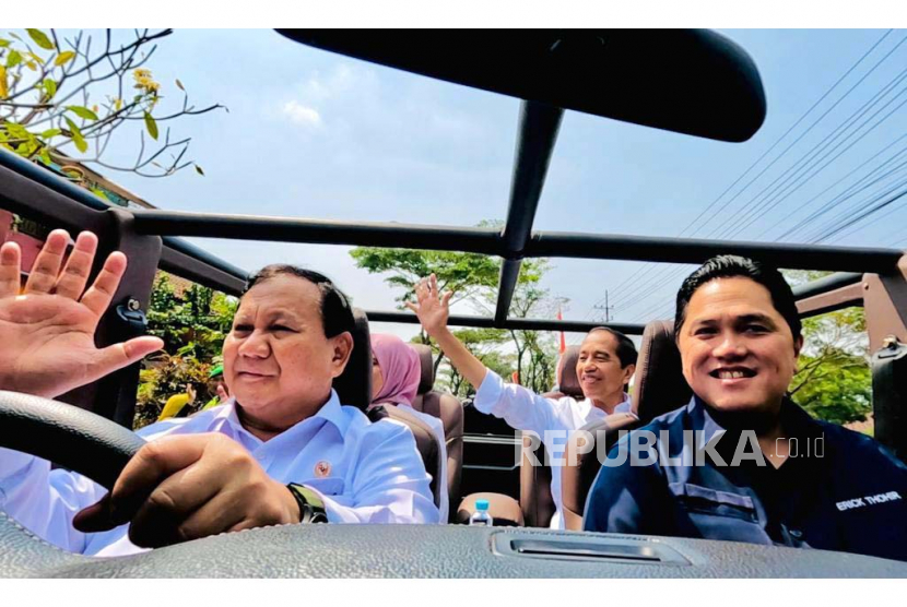 Presiden Jokowi didampingi Menhan Prabowo dan Menteri BUMN Erick Thohir mengunjungi PT Pindad di Kabupaten Malang, Jawa Timur, Senin (24/7/2023). Pengamat sebut Jokowi dukung Prabowo dan Erick Thohir.