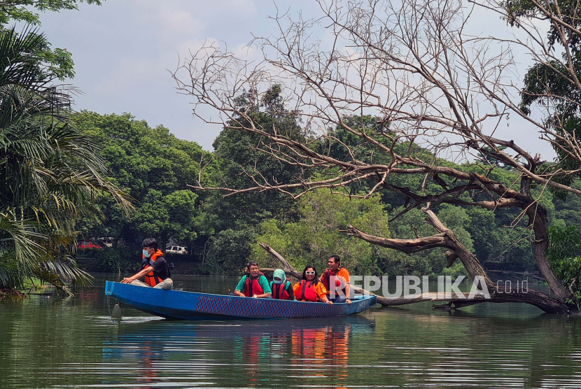 Sejumlah wisatawan lokal dengan menggunakan perahu menikmati wisata air di Situ Tujuh Muara. Pemkot Depok akan membangun alun-alun di wilayah Barat di kawasan Situ Tujuh Muara, Bojongsari ini. (ilustrasi)