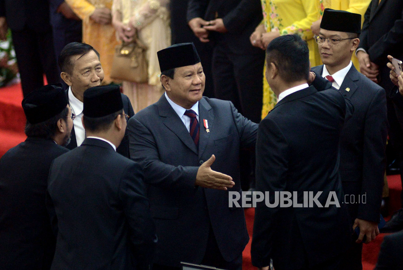 Menteri Pertahanan Prabowo Subianto  berbincang saat menghadiri Sidang Tahunan MPR dan Sidang Bersama DPR dan DPD Tahun 2023 di Gedung Nusantara, Kompleks Parlemen, Senayan, Jakarta, Rabu (16/8/2023). Para menteri Kabinet Indonesia tampak mengahdiri sidang tahunan MPR 2023 tersebut. Agenda utama Sidang Tahunan MPR dimulai dengan pidato pengantar Ketua MPR dalam rangka sidang tahunan MPR. Kemudian, Pidato Presiden dalam rangka penyampaian laporan kinerja lembaga-lembaga negara dan Pidato Kenegaraan dalam rangka HUT Ke-78 Republik Indonesia. 