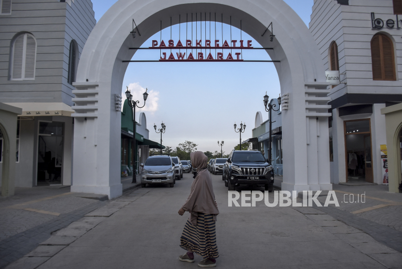 Pengunjung beraktivitas di area Pasar Kreatif Jawa Barat atau Park Cikutra di Jalan Pahlawan, Kota Bandung, Jawa Barat, Senin (17/7/2023). BI memproyeksi tekanan inflasi menurun pada September.