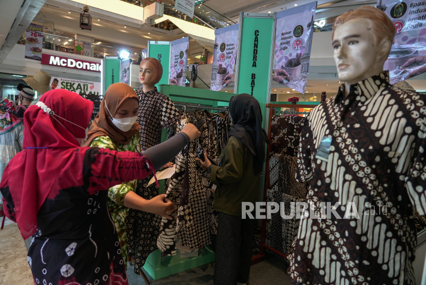 Pengunjung melihat produk kreatif saat acara Sekati Ing Mall 2021 di Mal Malioboro, Jumat (15/10/2021). Sekati Ing Mall merupakan perayaan Sekaten tahun 2021 yang digelar di tiga mal atau pusat perbelanjaan sebagai upaya mendorong pemulihan ekonomi pelaku UMKM di Yogyakarta. 