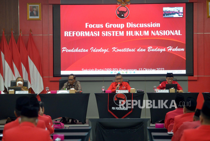 Sekjen PDI Perjuangan Hasto Kristiyanto (kedua kanan) menjadi narasumber dalam acara Forum Group Discussion (FDG) di Sekolah Partai PDI Perjuangan, Jakarta, Kamis (13/10/2022). Hasto juga menyindir kinerja Anies Baswedan menjabat gubernur DKI Jakarta. (ilustrasi)
