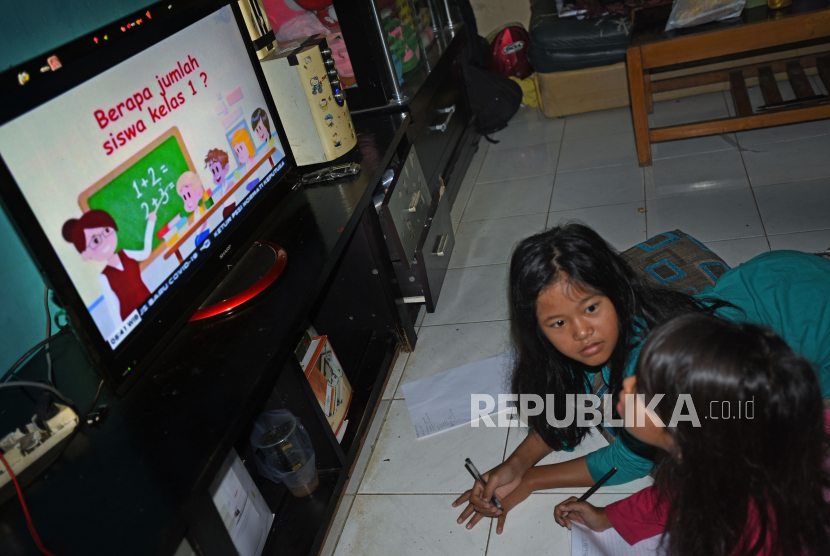 Dua murid sekolah dasar mengikuti proses belajar di rumah melalui siaran televisi akibat pandemi Covid-19 di Perum Widya Asri, di Serang, Banten, Selasa (14/4). (ilustrasi)