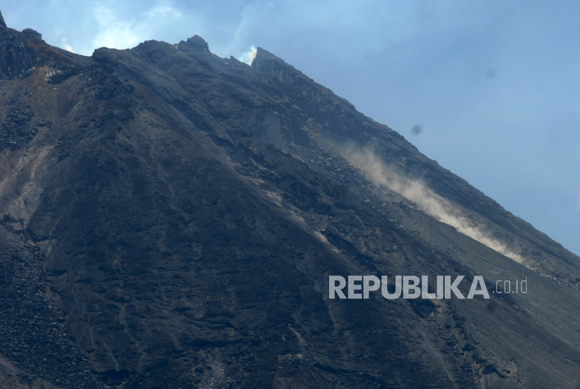 Aktivitas guguran kecil material Gunung Merapi terlihat di Tlogolele, Selo, Boyolali, Jawa Tengah, Jumat (6/11/2020). Berdasarkan data laporan Balai Penyelidikan dan Pengembangan Teknologi Kebencanaan Geologi (BPPTKG) per enam jam pada pukul 06.00-12.00 WIB tercatat aktivitas kegempaan guguran sebanyak 10 dan amplitudo 6-30 mm dengan durasi 19,5-86,12 detik. 