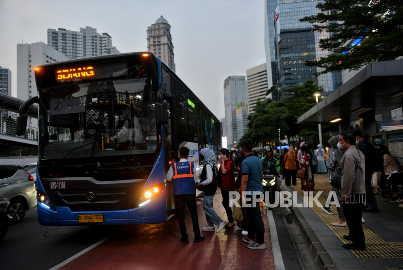 Pekerja menaiki bus transjakarta saat jam pulang kerja di kawasan perkantoran Sudirman, Jakarta, Selasa (2/5/2023). 