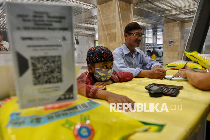 Jamaah membayar zakat fitrah di Masjid Istiqlal, Jakarta, Sabtu (6/4/2024). (ilustrasi)