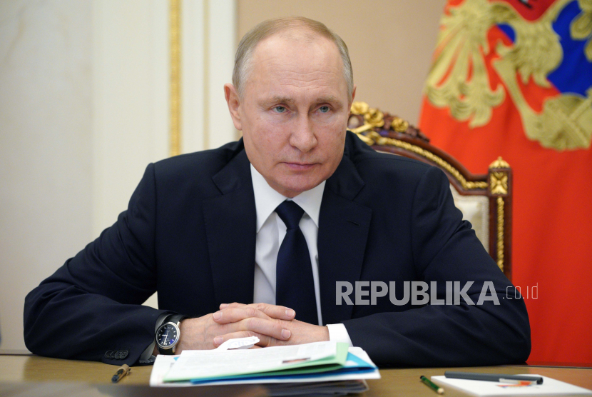  Presiden Rusia Vladimir Putin menghadiri pertemuan melalui konferensi video di Kremlin di Moskow, Rusia, Rabu, 7 April 2021.