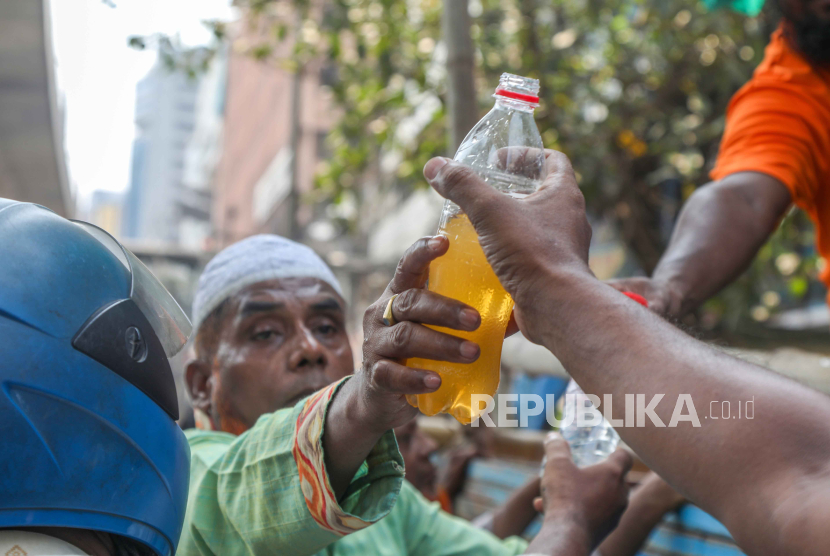    Relawan membagikan jus di hari panas di Dhaka, Bangladesh, 26 April 2024. BMKG setempat memperkirakan durasi heat wave akan terjadi hingga 3 hari.
