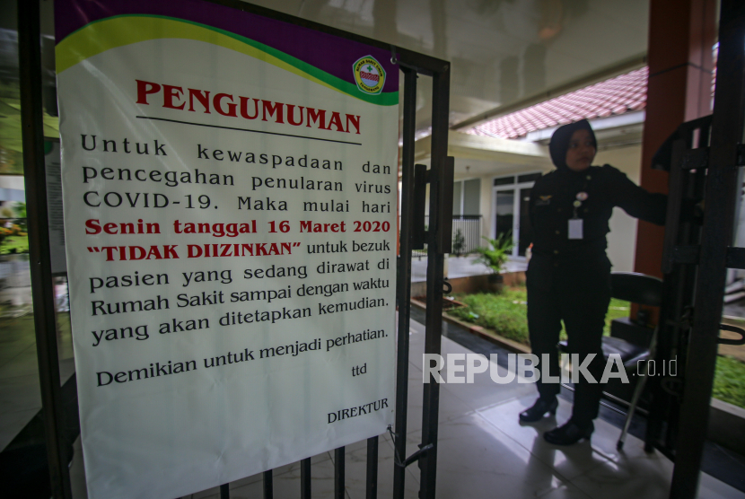 Petugas berjaga di RSUD Kabupaten Tangerang, Kota Tangerang, Banten, Kamis (19/3/2020).