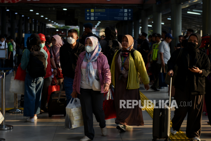 Calon penumpang memadati area Stasiun Pasar Senen, Jakarta. PT KAI mencatat sebanyak 183.120 penumpang berangkat menggunakan kereta api jarak jauh dan lokal pada puncak libur Natal 2023.