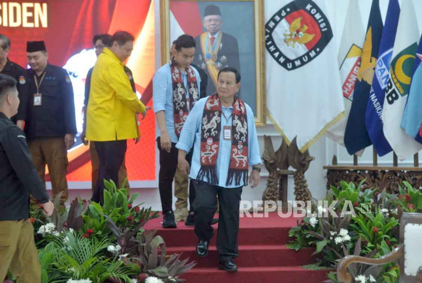 Capres Prabowo Subianto bersama cawapres Gibran Rakabuming Raka melakukan pendaftaran Pemilihan Umum 2024 di Gedung KPU, Jakarta Pusat, Rabu (25/10/2023).