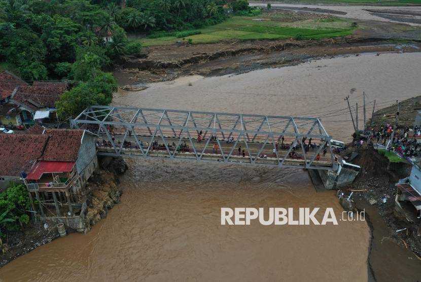 Foto udara Jembatan Cidadap yang amblas akibat terjangan banjir bandang di Kampung Bojongkopo, Kecamatan Simpenan, Sukabumi, Jawa Barat, Jumat (7/3/2025). Amblasnya jembatan tersebut menyebabkan akses dari Palabuhanratu dan Kiara Dua terputus. 